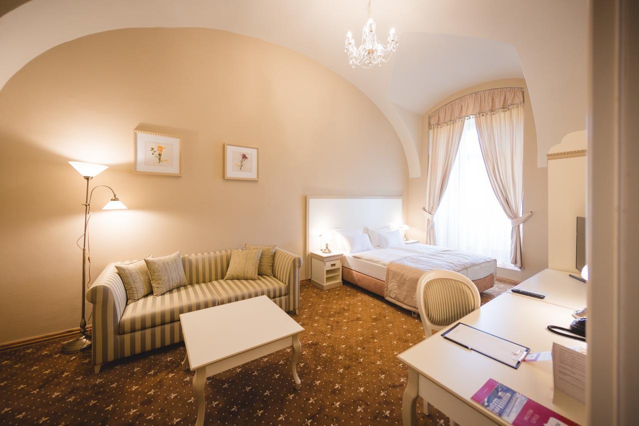 Hotel Gino Park Palace โปวาซกา บริสตริซา ภายนอก รูปภาพ